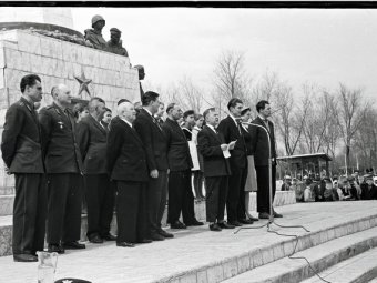 Митинг на площади Победы 1960-е годы - фотоархив Г.А.Дзекуна